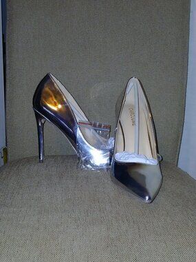 Carcuume metallic silver pumps